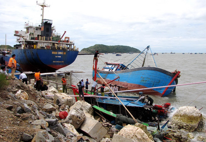 Ảnh tàu thuyền bị chìm, mắc cạn do bão số 2